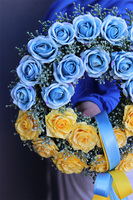 wianek na drzwi z różami i wstążkami, Ukraina