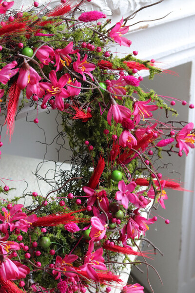 Różowa Pogoda, kwiatowy wianek na drzwi