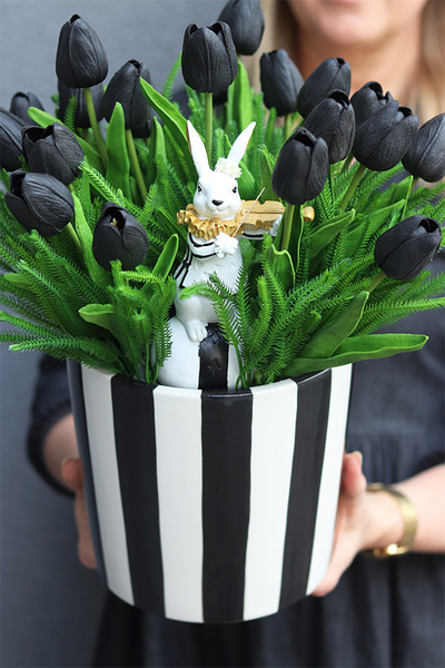 Wednesday Czerń, kompozycja z piankowymi tulipanami w naczyniu