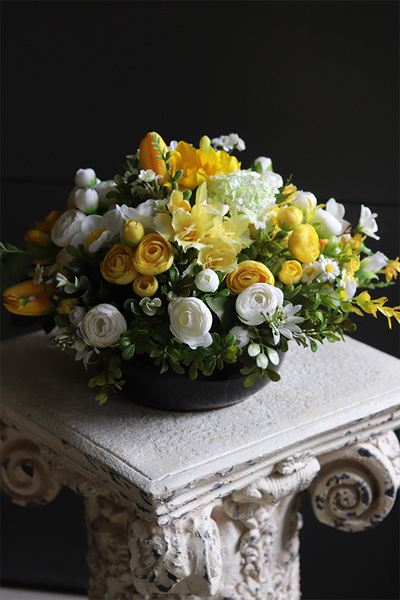 Amira Black, dekoracja kwiatowa na stół Wielkanocny