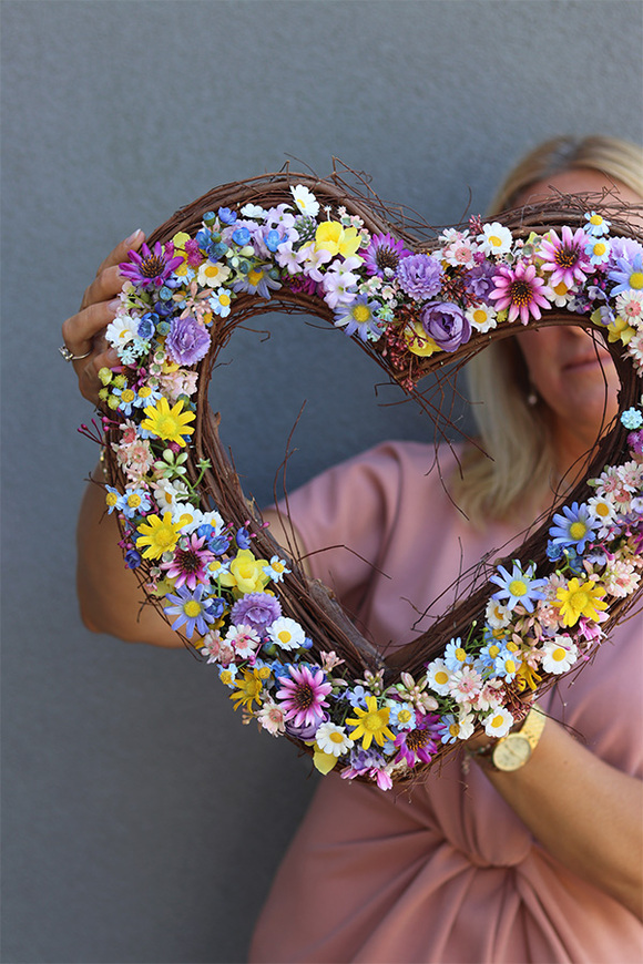 Serce Radosne, wianek serce z kwiatami