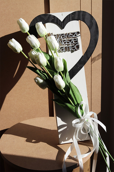 Serce z Tulipanem, kompozycja nagrobna z tulipanami