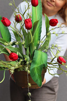 Tulipaneo Red, wiosenna dekoracja nagrobna z tulipanami