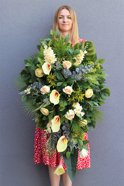 Eurydyka, żółta wiązanka nagrobna z kaliami