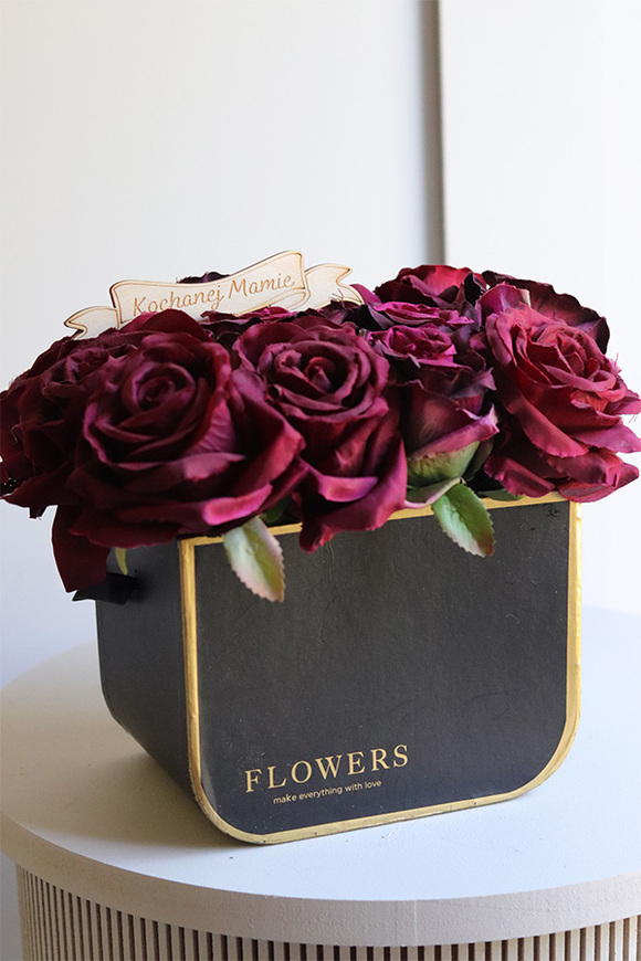 Bedria, flowerbox z bordowymi różami i życzeniami
