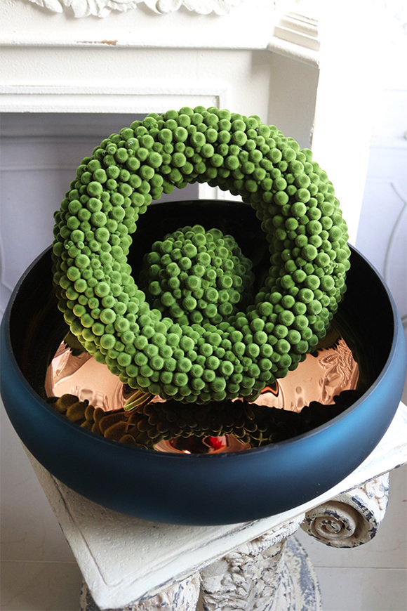 Modern Cecile Moss Blue 2, nowoczesny stroik świąteczny z kulą