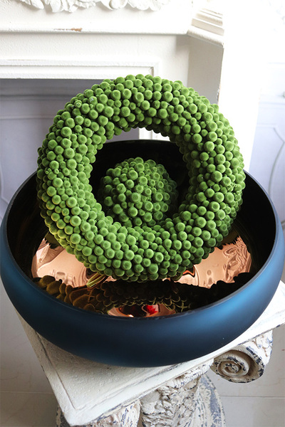 Modern Cecile Moss Blue 2, nowoczesny stroik świąteczny z kulą