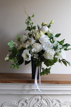 Biała Winnica, bukiet nagrobny we wkładzie, wys.53cm 