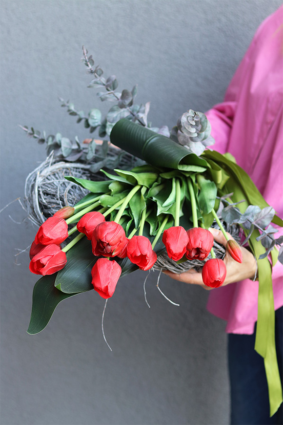 Red Tulips 2, dekoracyjny wianek tulipanowy