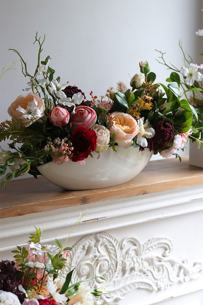 Miodowy Dom, kompozycja kwiatowa w łódce	