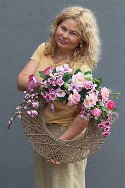 OD RĘKI Isabella, wianek dekoracyjny z różowymi kwiatami, rozp.70cm