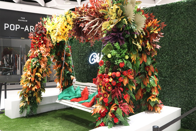 Jesień w Warszawie, dekoracja kwiatowa na konstrukcji