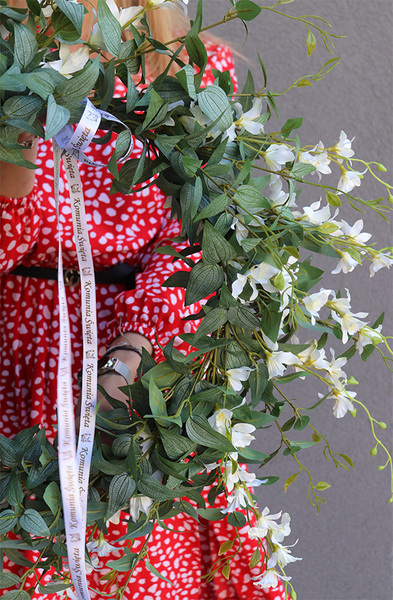 Biell, biały wianek do powieszenia na drzwi