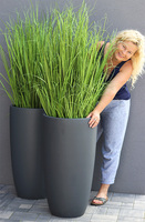 Concrete Grey Grande, wysokiej jakości sztuczna trawa w betonowej donicy