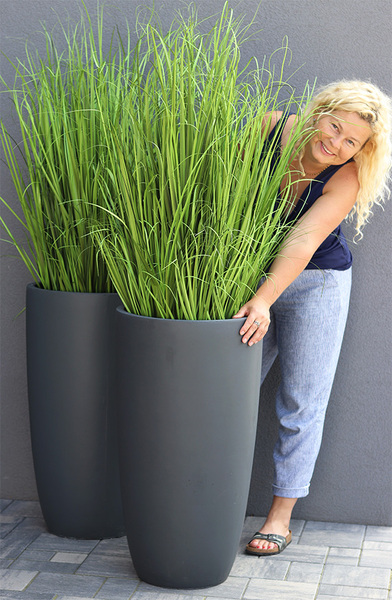 Concrete Grey Grande, wysokiej jakości sztuczna trawa w betonowej donicy