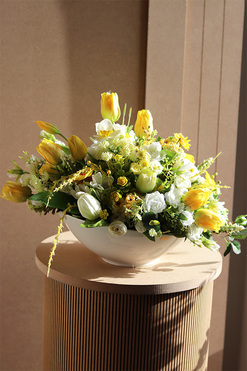 Amira Asimetrio, wiosenna dekoracja kwiatowa, wym.32x46cm 