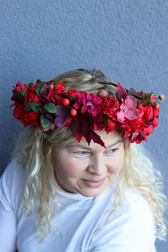 Jasmina Red, czerwony wianek na głowę ze sztucznych kwiatów	