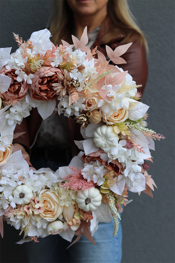 Sandy Fall, jesienny wianek z białymi dyniami