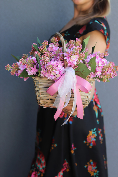 Poetica, kosz z różowymi bzami