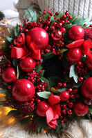 Czerwona Bajka, świąteczny wianek z bombkami