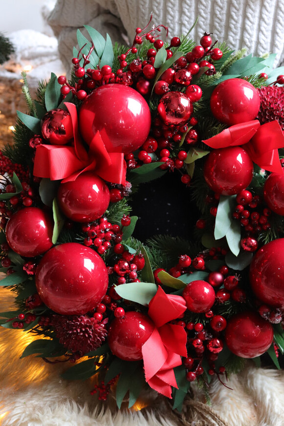 Czerwona Bajka, świąteczny wianek z bombkami