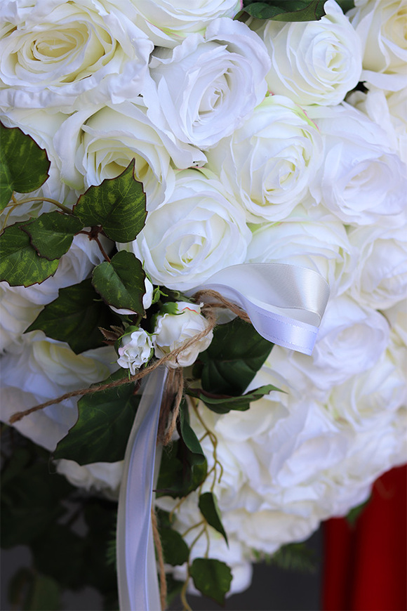 White Angel, wiązanka nagrobna serce z białych róż z dedykacją