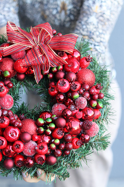 Czerwień Wigilijna, wianek świąteczny z kokardą, śr.25cm