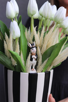 Wednesday Biel, kompozycja z piankowymi tulipanami w naczyniu