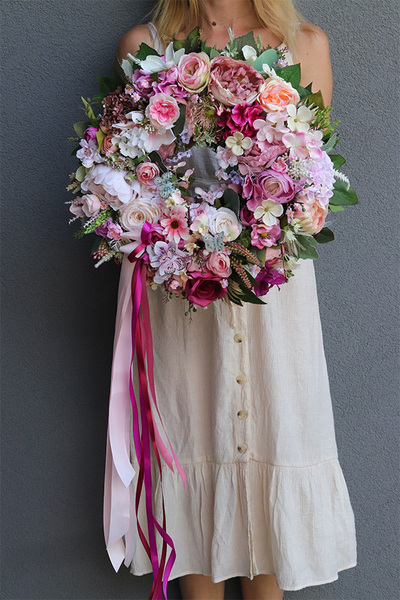 Naritea, różowy wianek kwiatowy z wstążkami