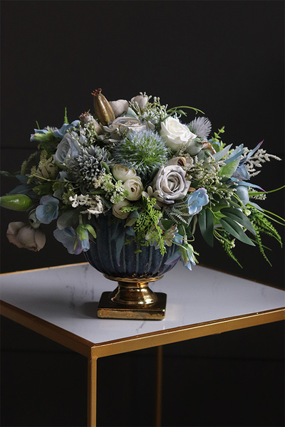 Berania Blue, kompozycja kwiatowa w pucharze