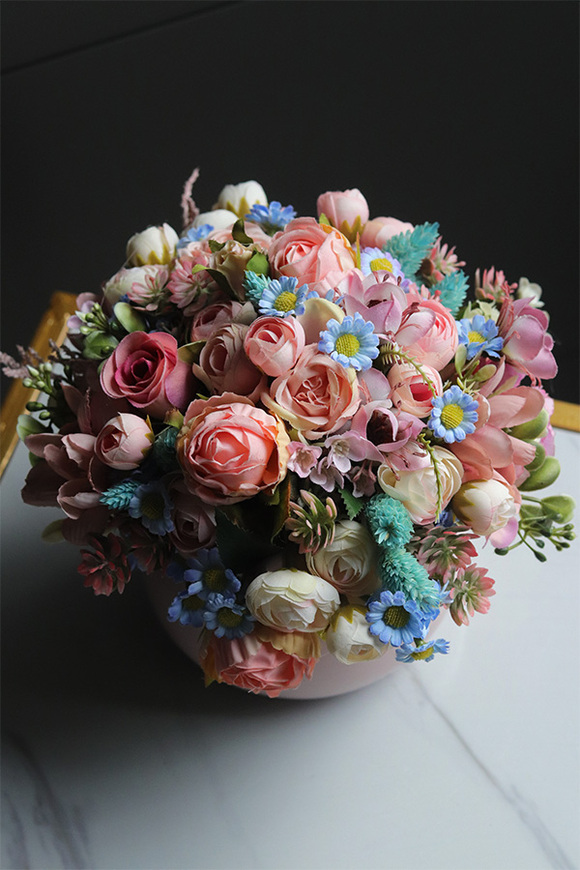 Majeczka Pink, kompozycja kwiatowa w naczyniu