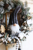 Skrzat w Czapce, bożonarodzeniowy wianek na drzwi