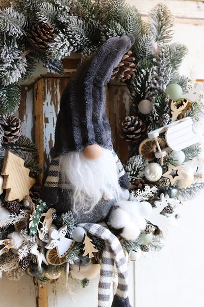 Skrzat w Czapce, bożonarodzeniowy wianek na drzwi