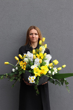 Amira Volcan 2, kompozycja nagrobna w misie, wym.57x46x100cm 