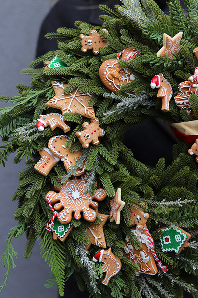 Smakołyki, świąteczny wianek na drzwi z piernikami