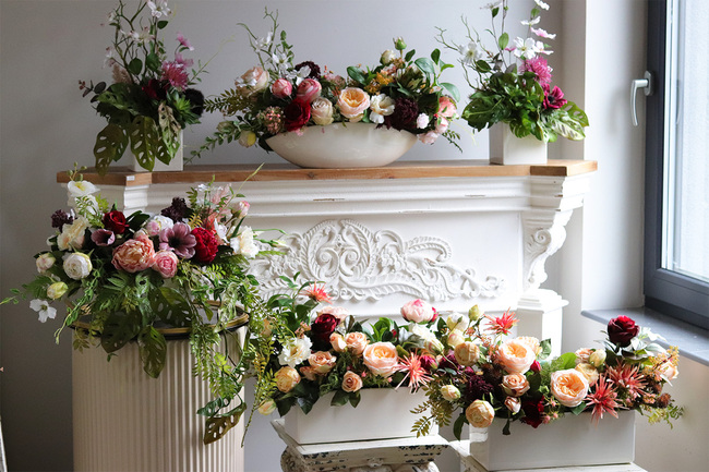 Miodowy Dom, kompozycja kwiatowa w łódce