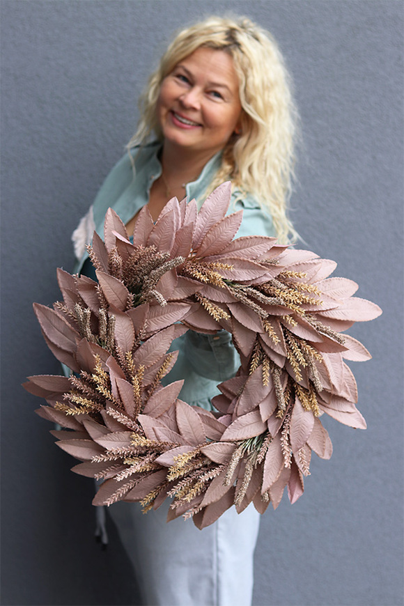 Wrzosowisko Capuccino, dekoracyjny wianek z liści i traw