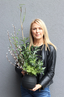 Black Modernita, kompozycja kwiatowa w naczyniu, wys.100cm  