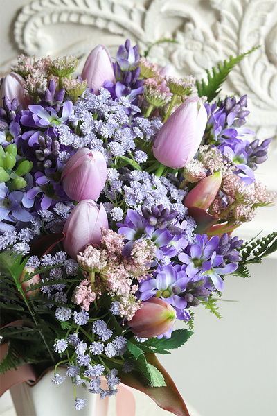 Fioletowa Nadzieja Fleur, bukiet w białym wazonie