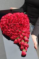 New Design Love, dekoracja nagrobna na czarnej podstawie serce