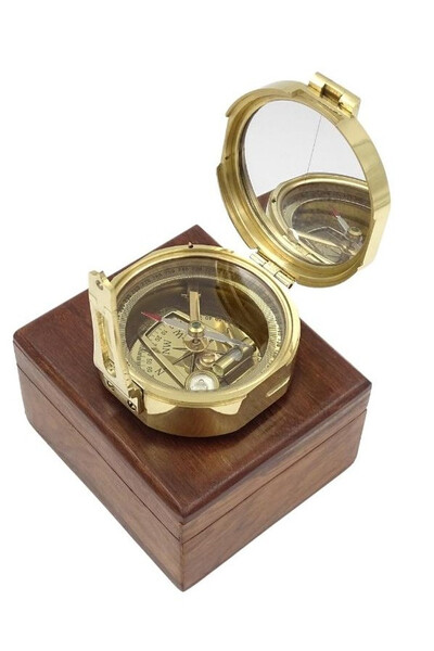 kompas mosiężny w drewnianym pudełku o wym.10.5x9x6cm