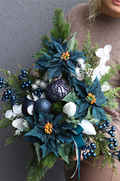 Dark Blue Winter, świąteczny bukiet nagrobny we wkładzie