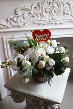 Elegance Hotel Kochanej Babci, kompozycja kwiatowa, wym.33x47cm