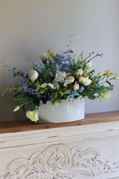 Evelive Manfredo, kompozycja z hiacyntami w naczyniu