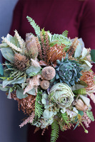 Green November Jazz, kompozycja kwiatowa w białym pucharze