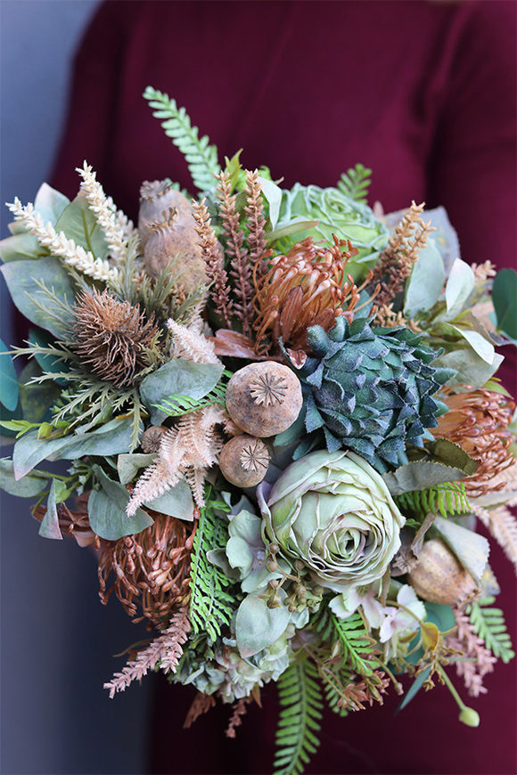 Green November Jazz, kompozycja kwiatowa w białym pucharze