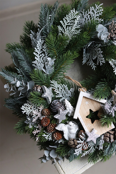 Nordic House, świąteczny wianek na drzwi