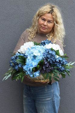 Gold & Blue, kompozycja kwiatowa z hortensji, wym.30x50x35cm