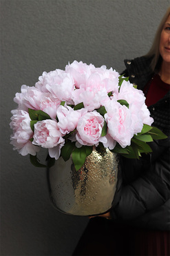 Aura Deluxe, kompozycja z peonii w srebrnej donicy, wym.45x50cm 