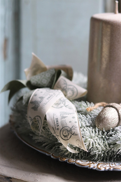 elegancki świąteczny stroik, Srebrzysta Kraina, na eleganckim talerzu, śr. 35cm